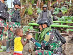 Saranghaeyo Yonif 330 Kostrad Untuk Warga Intan Jaya