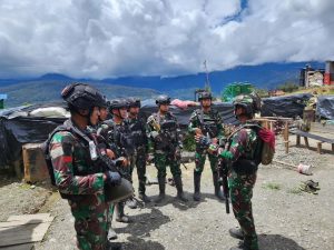 Aksi Satgas Yonif 330 Kostrad, Bantu Bangun Rumah Tokoh Pemuda Intan Jaya