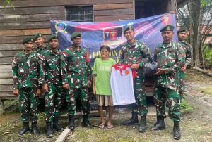 Peringati HUT Ke-78 TNI, Satgas Pamtas RI-Malaysia Yonarmed 10 Bagikan Baju Merah Putih