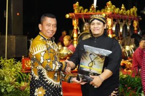 Peringati HUT Ke-78 TNI, Divif 2 Kostrad dan Lanud Abd Saleh Malang Kolaborasi dalam Pagelaran Wayang Kulit