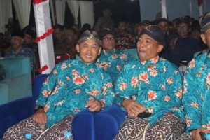 Danbrigif Raider 20 Kostrad beserta Prajurit Iyako Ikut Meramaikan Acara Pagelaran Wayang Kulit dalam Rangka HUT Ke-78 TNI