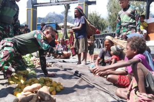 Gelar Borong Hasil Bumi (BOHAI) Edisi HUT Infanteri, Pos Satgas Yonif 330 Kostrad Dibanjiri Warga Intan Jaya