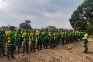 Sempat Viral, Yonarmed 13 Kostrad Laksanakan pembersihan Pantai Cibutun Loji