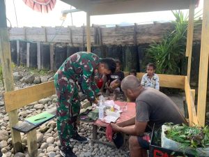 Tak Kenal Lelah, Tim Kesehatan Pandawa Kostrad Berikan Layanan Kesehatan Bagi Masyarakat Keneyam