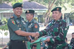 Danmenarmed 2 Putra Yudha Berikan Jam Komandan Kepada Prajuritnya