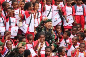 Semarak HUT ke-78 TNI, Satgas Mobile Yonif 411 Kostrad Bagikan 1.200 Paket Peduli Gizi dan Peduli Pendidikan Untuk Anak-anak Papua