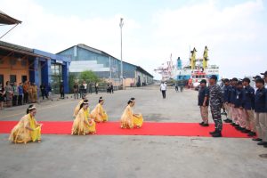 KRI Layang-635 Yang Membawa Tim ERB Tiba Di Banjarmasin