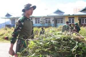 Peduli Kebersihan dan Kesehatan Lingkungan, Satgas Yonif 330 Kostrad Kerja Bakti Bersama Warga