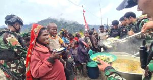 Satgas Yonif 433 Kostrad Borong Sayur-sayuran dan Berikan Pelatihan Memasak yang Sehat dan Bergizi di Nduga