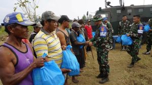 Yonarmed 12 Kostrad Peduli, Berbagi Sembako Kepada Masyarakat Daerah Latihan