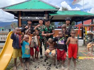 “IRON MAN” Super Hero Jagoan Marvel, Tukang Cukur Favorit Anak-Anak di Intan Jaya