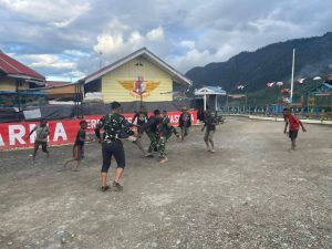 Sore Sehat dan Ceria di Tanah Surga Papua (SUGAPA), Satgas 330 Main Bola Bersama Anak-anak Intan Jaya