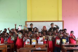Satgas Mobile Yonif 411 Kostrad Bagikan Buku Dari Pangkostrad dan Kompas Gramedia Untuk Anak-anak Papua