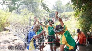 Yonif 509 Kostrad Bantu Masyarakat Dalam Pemasangan Bronjong di Desa Kreongan Atas