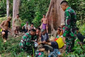 Satgas Yonarmed 10 Kostrad Membantu Warga Yang Tertusuk Kayu