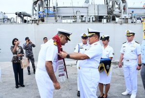 Danlantamal I Sambut Kapal Perang India INS Kesari L-15 di Dermaga Pelindo Belawan