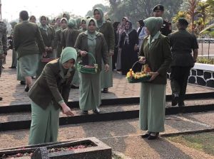 Danyonkes 1 Kostard Bersama Personel dan Ibu Persit serta Warakawuri Berziarah Ke Makam Pahlawan Pondok Rajek