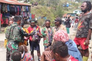 “Ngadu Bako”, Komsos Kreatif Ala Satgas Mobile Yonif 330 Kostrad, Ajak Warga Jaga Kondusifitas Keamanan di Intan Jaya