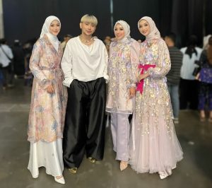 Kolaborasi Luar Biasa MDLY, Caren Delano, dan UBS Gold di JMFW 2024: Mengangkat Keindahan Air Terjun di Sumatera Barat