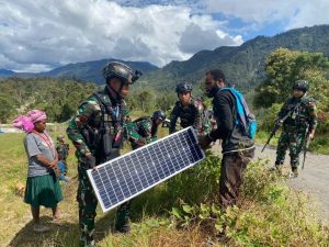 Satgas Mobile Yonif 330 Kostrad Pasang Solar Cell, Wujudkan Intan Jaya Terang Bercahaya