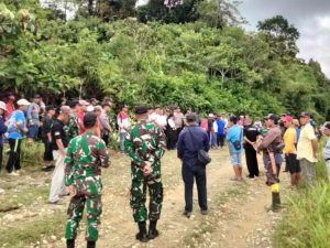 Satgas Yonarmed 10 Kostrad ikut Bantu Pemasangan Tiang Pertama Instalasi Listrik jalur Merakai Panjang-Langau