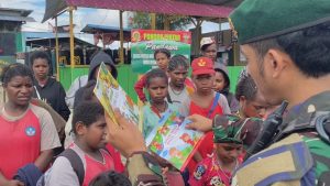 Satgas Mobile Yonif 411 Kostrad Maknai Hari Sumpah Pemuda ke-95 Bersama Anak-anak Papua