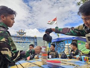 Satgas Mobile Yonif 330 Ajarkan Warga Intan Jaya, Olah Biji Kopi Jadi Produk Siap Konsumsi