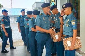 Komandan Lanal Sabang Berikan Reward Kepada Prajurit Berprestasi