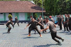 Latih Kekompakkan dan Kebersamaan, Yonbekang 2 Kostrad Senam Komando dan Gobak Sodor