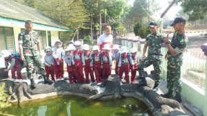 Yonif 330 Kostrad Gelar Kegiatan “TNI Sahabat Anak” Kenalkan Tugas Prajurit TNI Kepada Anak Sekolah