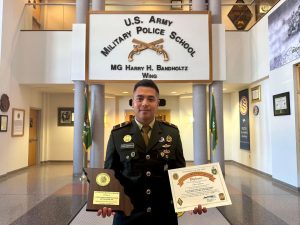 Letda Cpm Yusuf Caesaro Audianto, S.Tr (Han) berhasil menjadi lulusan terbaik United States Army Military Police School di Fort Leonard Wood, Amerika Serikat