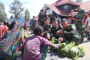 Agar Silaturahmi Tak Putus, Satgas Yonif 330 Kostrad Borong Hasil Bumi Warga