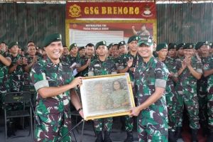 Motivasi Anggota, Danbrigif 6 Kostrad Berikan Jam Komandan Kepada Prajurit Yonif 413 Kostrad
