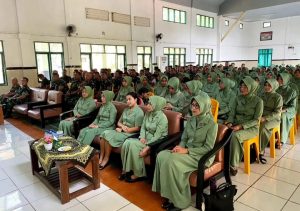 Antusiasme Prajurit dan Persit Resimen Armed 1 Kostrad Dalam Mengikuti Sosialisasi Tentang Netralitas TNI