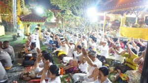 Upacara Piodalan Pura Tirtha Wuluh Surapati Yonkav 8 Kostrad