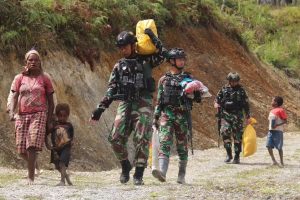 Hidup Penuh Empati di Ujung Negeri, Satgas Yonif 330 Kostrad Bantu Bawa Barang Mama-mama Papua