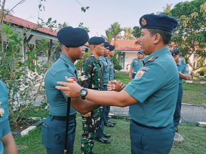 Komandan Lanal Bintan Berikan Reward Kepada Prajurit Berprestasi