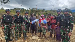 Satgas Yonif 330 Kostrad Beri Bantuan Terpal untuk Atap Istana, Keluarga Martin Dwitau Tersenyum Bahagia