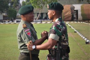 Sujud Syukur Pelda Wikarta Di Pintu Gerbang Yonif 501 Kostrad