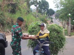 Yonif 502 Kostrad Berbagi kepada Masyarakat Sekitar Jabung