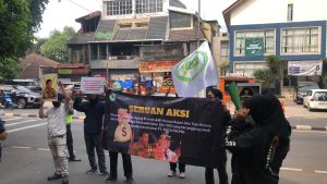 PULUHAN PELAJAR DAN MAHASISWA INDRAGIRI HULU JAKARTA DESAK KEJAKSAAN AGUNG REPUBLIK INDONESIA TANGKAP DAN ADILI YOPI ARIANTO SERTA HENDRIZAL