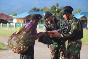 Seminggu 2 Kali Gelar Pos Senyum, Mama Papua : Kita Senang Terima kasih Pasukan Pandawa Kostrad