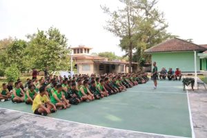 Danbrigif 13 Kostrad Berikan Jam Komandan Kepada Anggota Denma Brigif 13 Kostrad
