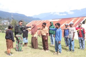 Bina Generasi Muda di Intan Jaya, Satgas Yonif 330 Kostrad Berikan Ekstrakurikuler