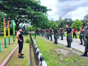 Tingkatkan Fisik, Prajurit Iyako Laksanakan Lari Bersenjata