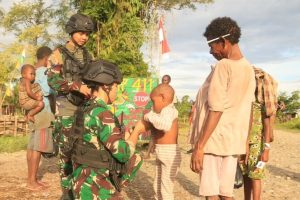 Baju Baru Dari Pak Tentara Untuk Anak-anak Mumugu Pedalaman Papua