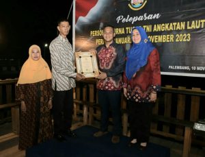 *Komandan Lanal Palembang Kolonel Laut (P) Sandy Kurniawan Pimpin Pelepasan 15 Prajurit Purna Tugas*