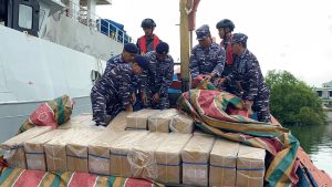 Lanal Lhokseumawe Gagalkan Penyelundupan 350 Dus Rokok Tanpa Cukai di Perairan Aceh Utara