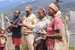 Satgas Yonif 330 Kostrad Tinjau Kesiapan Gereja Untuk Perayaan Natal, Bagikan Sembako, Alkitab dan Solar Cell untuk warga Intan Jaya