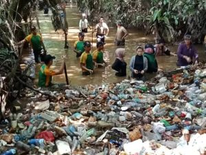 Satgas Yonarmed 10 Kostrad Karya Bakti Susur Sungai